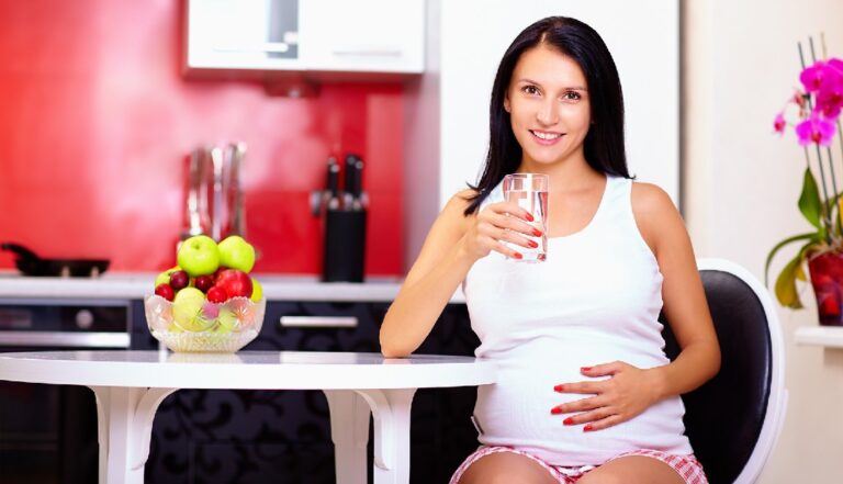 गर्भावस्था में पानी की कमी के लक्षण कारण और उपाय